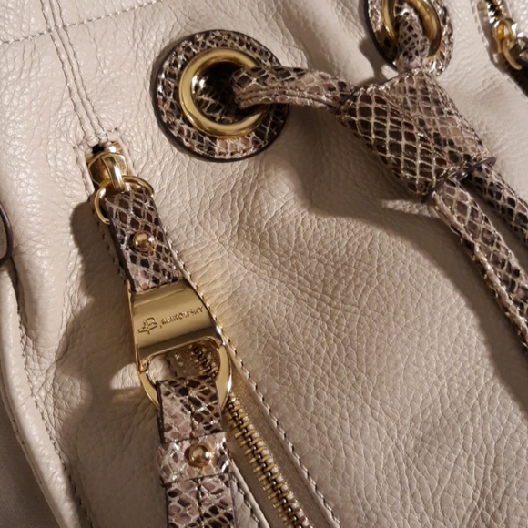 B Makowsky Drawstring Bucket Crossbody - Picture 2 of 6